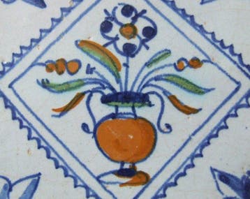 Tegel - Gekleurde bloemvaas in klein kwadraat - 1600-1650, Antiek en Kunst, Antiek | Glaswerk en Kristal