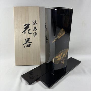 Vaas - Urushi gelakt hout met raden en maki-e<br>Door Minoru