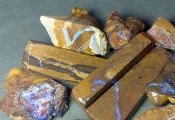 221 ct - Grote partij van 11 Australische Boulderopalen -