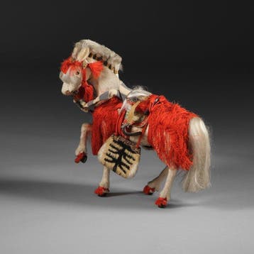Samurai-beeldje van een helder wit paard - Brokaat, Zijde,
