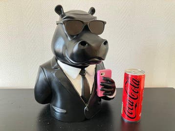 Pop-Art - sculptuur, Hippo Businessman - 30 cm - Kunsthars