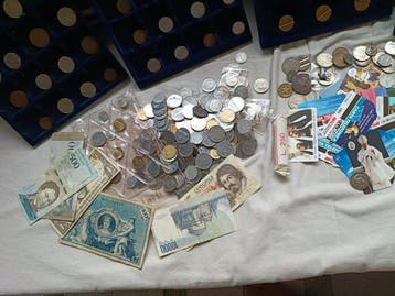 Wereld. Collection of coins and banknotes (Zonder
