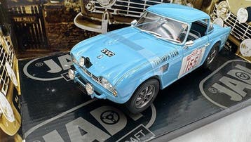 Jadi 1:18 - Voiture miniature - Triumph TR4 - (cod.H23), Hobby en Vrije tijd, Nieuw