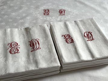 Frans huishoudtextiel. Prachtige tafelservice. Tafellaken en