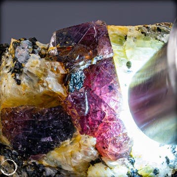 Zeldzaam natuurlijk robijn-ruw kristal op matrix – intens