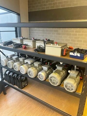 Masten, oliepompen en stuurkasten voor goederenlift., Ophalen, Nieuw