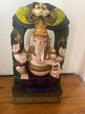 Groot handgesneden houten polychroom Ganesha beeld in