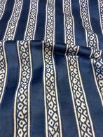 Prachtig blauwe indigo jacquardfluweel op een ivoorkleurige