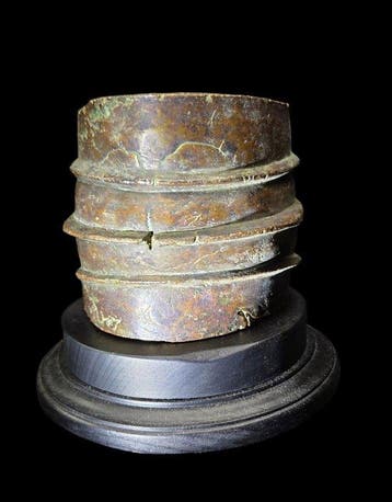 Imposant bronzen enkelband uit Muséum Konga van het