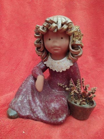 Decoratief ornament - Meisje met een bloempot vol bloemen -
