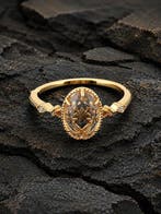 Delicate gotische witte kwartsring met gouden afwerking -
