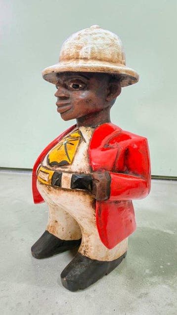 Statue, Afrikaanse Man met Helm en Rode Jas - Handmade - 40
