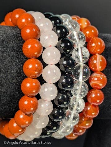 Collection de bracelets en pierres précieuses naturelles de