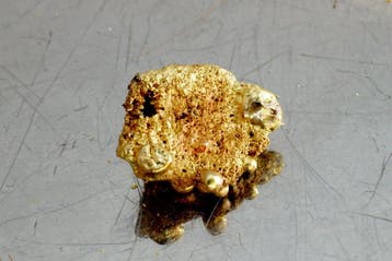 Goud Or Natif, gouden knol, porieus goud 0,846 gram- 0.85 g