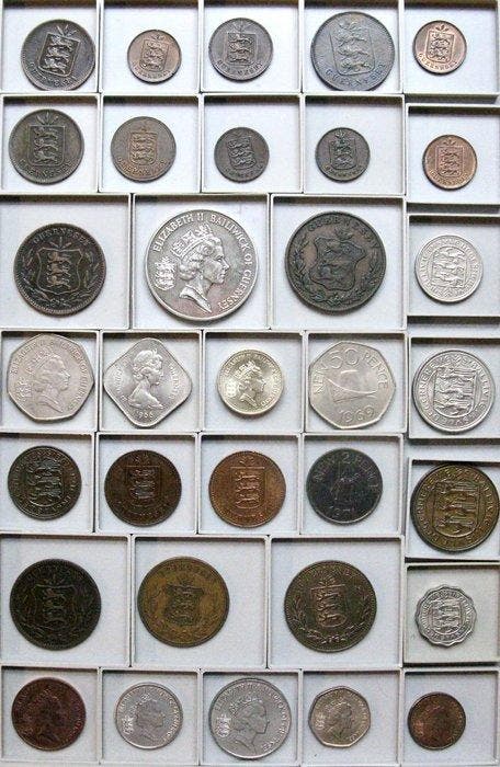 Guernsey. 33 different coins 1830-1985 | Double - 2 pounds |, Timbres & Monnaies, Monnaies | Europe | Monnaies non-euro