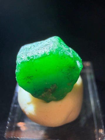 Smaragd Ruwe. 8,25 Cts. Topgroene enorme smaragdkristal.
