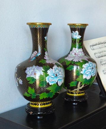 Vaas - Een paar grote Chinese cloisonné vazen in het zwart,, Antiek en Kunst