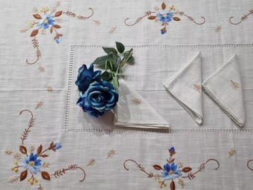 Tovaglia ricamata a mano in misto lino 12 posti tablecloth