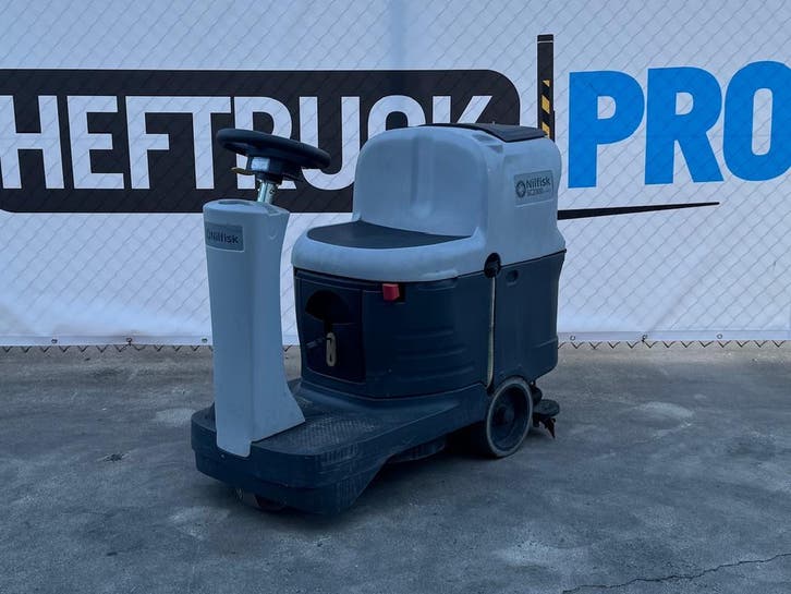 Nilfisk Scrubber dryer SC2000 ride-on schrobzuigmachine 2019, Articles professionnels, Machines & Construction | Chariots élévateurs & Transport interne