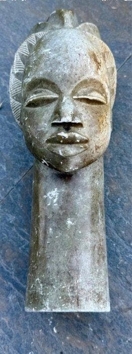 Sculpture africaine en stéatite – Buste féminin – signée, Antiquités & Art