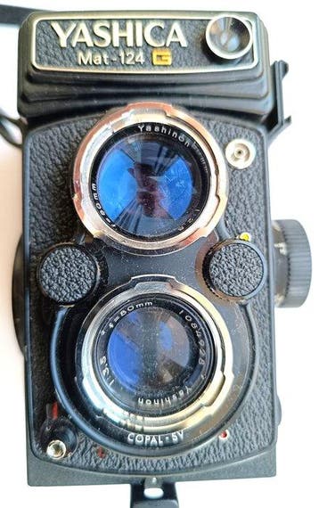 Yashica Mat-124 G TLR - Yashinon 80mm f/3.5 Lens Twin lens