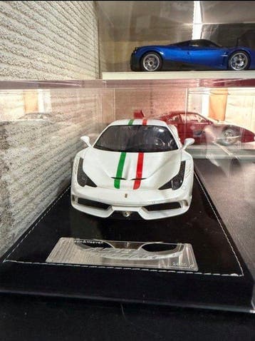Henson & Heaven 1:18 - Modelauto - Ferrari 458 speciale