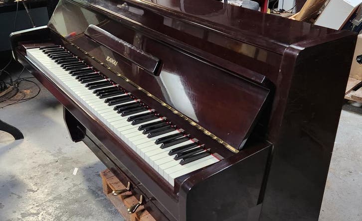 Très bon piano Kawai acajou laqué en très bon état, Muziek en Instrumenten, Piano's, Piano