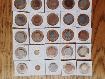 Wereld. Collection of coins and banknotes (Zonder