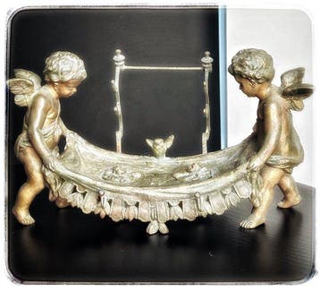 Inktpot - Putti holding a Fringed Drapery sheet. - Brons,