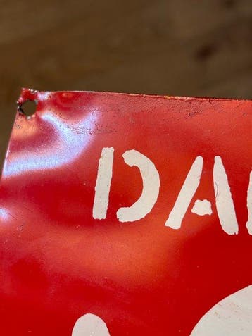 Vintage handgeschilderd op zwaar staal waarschuwingsbord