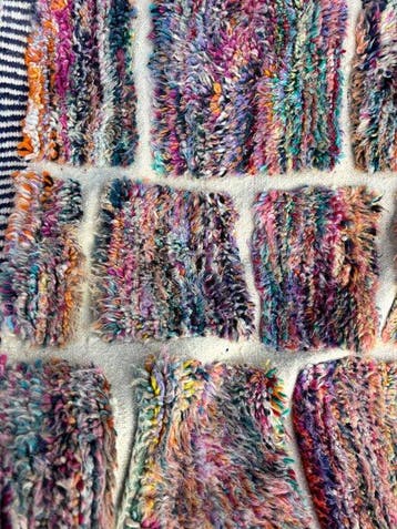 Handgeknochte Marokkaanse Beni Ouarain tapijt – Veelkleurig