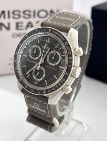 Omega x Swatch - MoonSwatch  Mission on Earth “Desert” -, Handtassen en Accessoires, Horloges | Heren, Nieuw