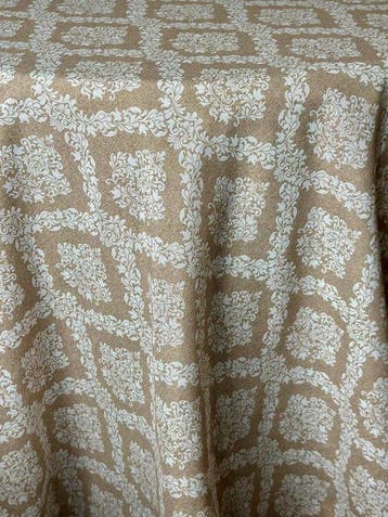 Tafellaken met beige en wit patroon voor grote tafels. -