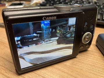 Canon PowerShot SX200 IS with 32gb memory orginal charger ,2