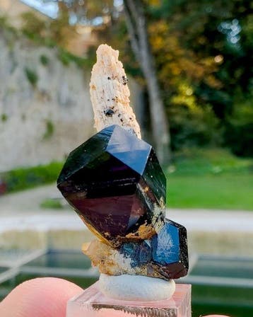 Glanzende zwarte toermalijn rustend op feldspaat • 30,40 ct