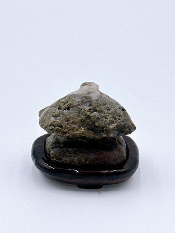 Miniatuur Japans suiseki-steen – mos-berglandschap met