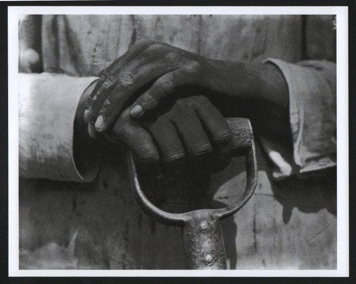 Tina Modotti (1896–1942) - Hands of a Construction Worker, Antiek en Kunst, Kunst | Designobjecten