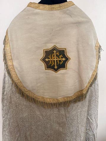 Witte liturgische mantel voor een grote ceremonie (2) -