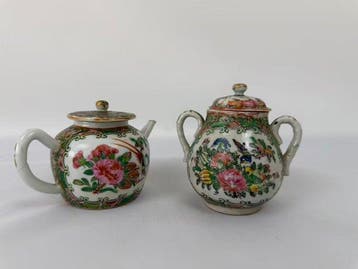 Twee Canton emaille figuur-theepotten en potten - Porselein