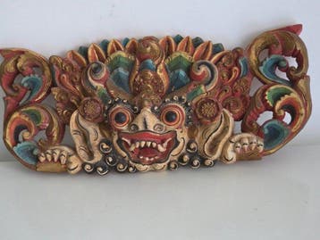 Tempelsculptuur met masker en koraalmotief - polychroom hout