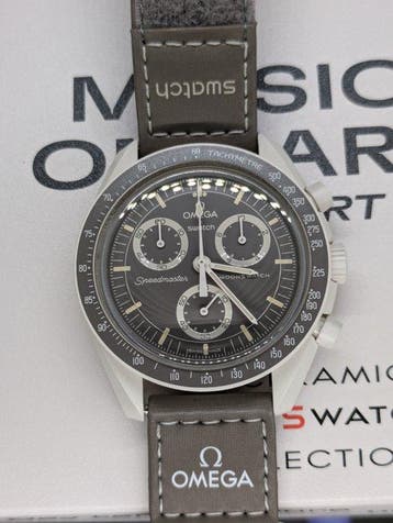 Swatch - Moonswatch Mission on Earth - Desert - Sans prix de, Handtassen en Accessoires, Nieuw
