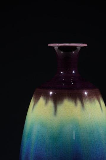 Vase - Un vase élégant en porcelaine Kutani émaillé au, Antiquités & Art