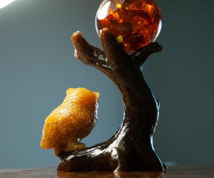 Uil & Boom Baltisch barnsteen-figuurtje dat een amberbal, Antiquités & Art, Curiosités & Brocante