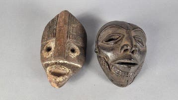 Masker van hout en terracotta. - Lega, Luba - DR Congo