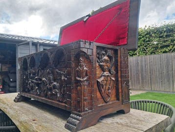 Kist - Hout - mooie handgesneden kist, Antiek en Kunst