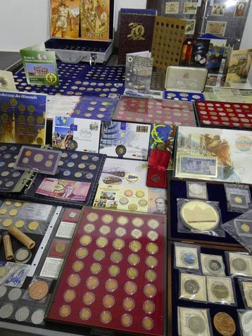 Wereld. Collection of coins/banknote/medals/euro inkl. pp, Postzegels en Munten