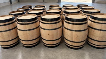 Eikenhouten wijnvaten 225L met zwarte banden - groothandel, 150 liter of meer, Nieuw, Hout, Met pomp