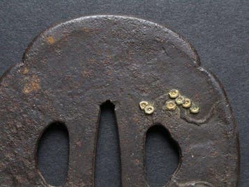 Garde de sabre Tsuba en forme Mokko – Ox et fleurs en relief
