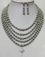 Ensemble exclusif en nacre grise avec croix et Vierge Marie