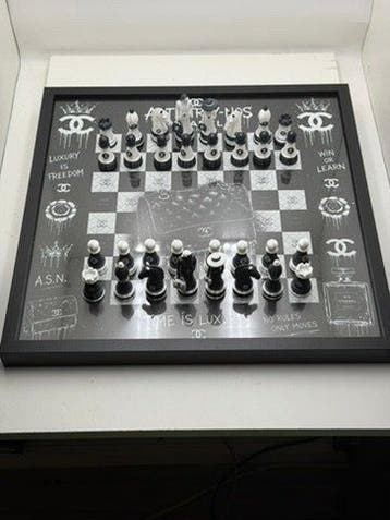 Art Stray-Nos - News THE CHESS OF LUXURY CHANEL : King Karl
